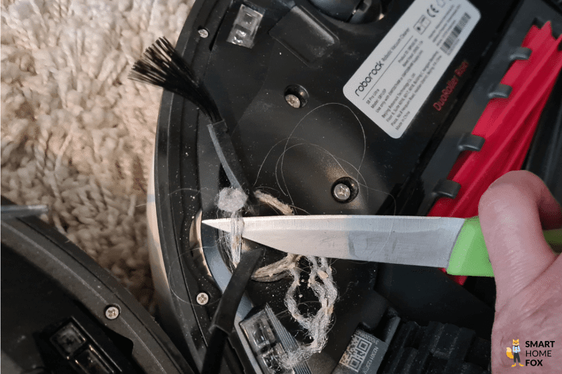 Волосы намотались на боковую щетку Roborock S8 Pro Ultra.